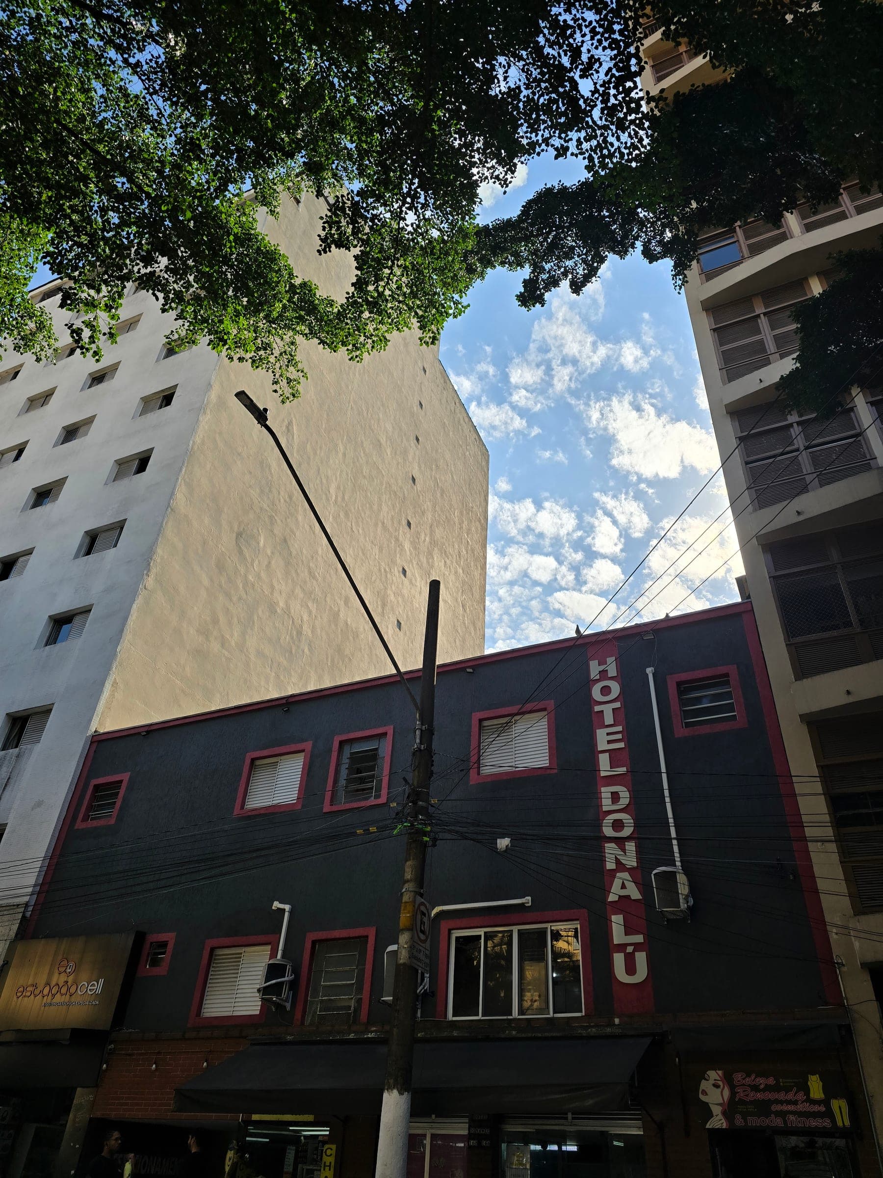 Fachada do Hotel Dona Lú, no centro de São Paulo